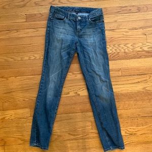 Tommy Hilfiger jeans, 6R, button and zip closure. Straight leg.